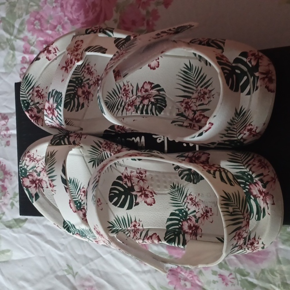 New Nicole Miller white flora sandals
